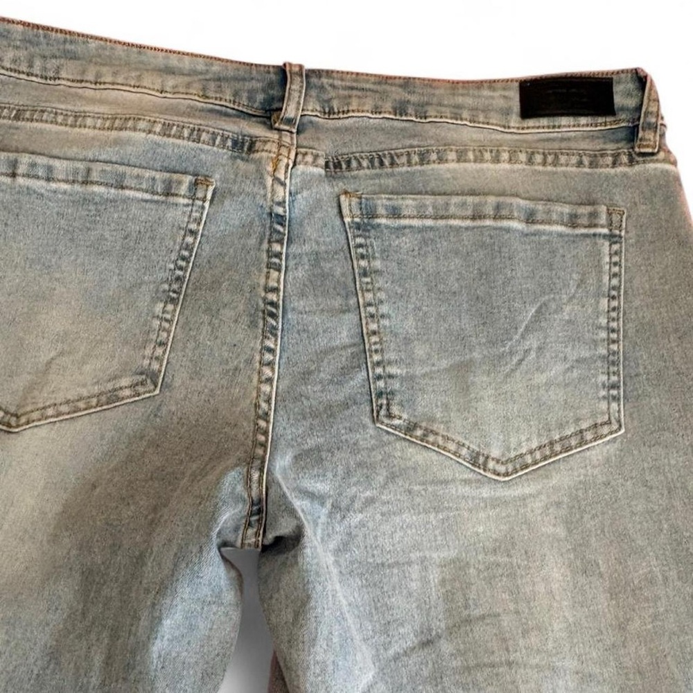 Stylish Light Blue Flare Jeans with Navy Accents - Picture 6 of 8
